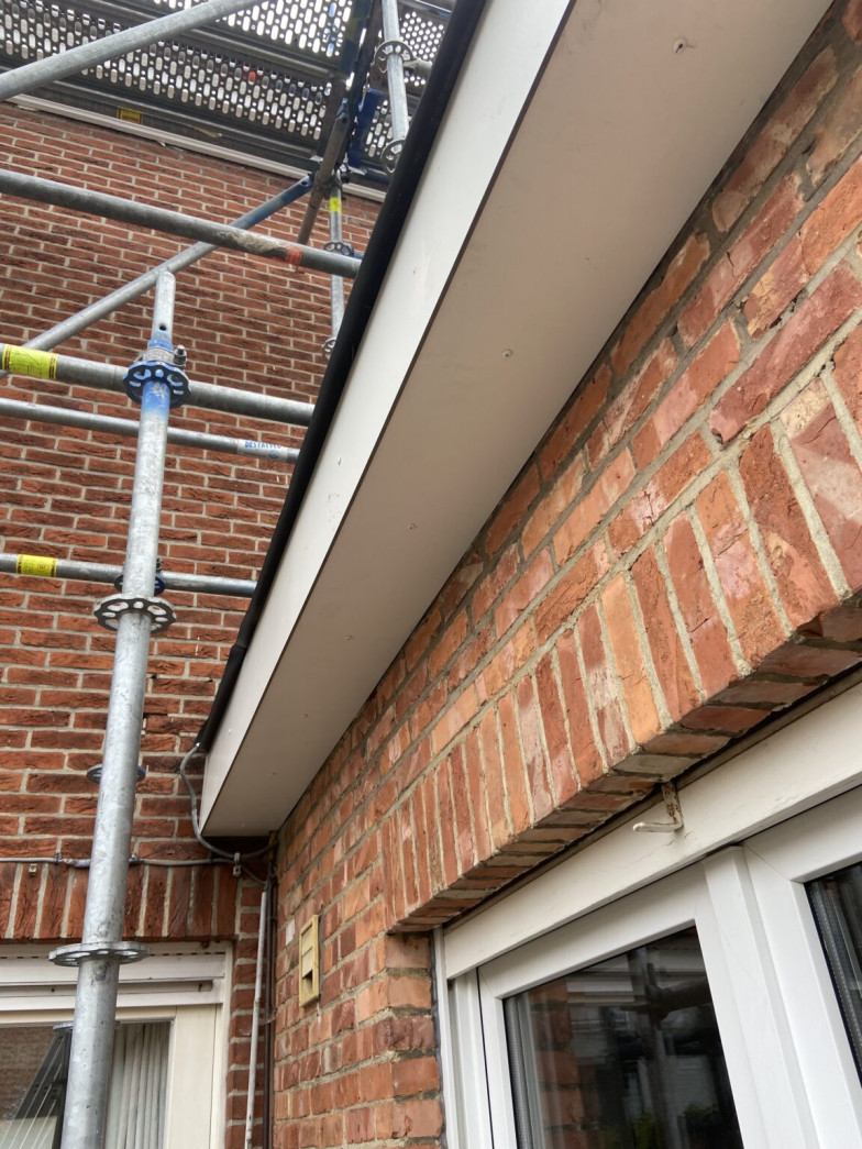 Dakwerker in de buurt Evergem, Oost-Vlaanderen